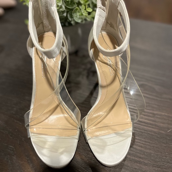 Imagine Vince Camuto Heels - Picture 4 of 6